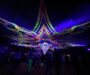 Leuchtende psychedelische Lichtkunst-Installation über tanzenden Festivalbesuchern
